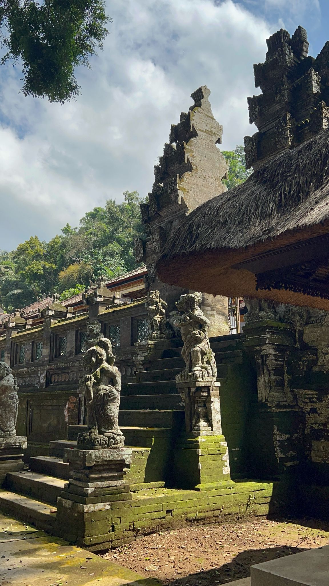 Templo histórico con arquitectura antigua